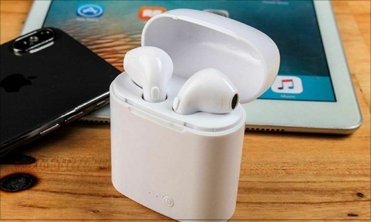 Kiểm tra vị trí đặt tai nghe trong hộp sạc để đảm bảo tiếp xúc điện.