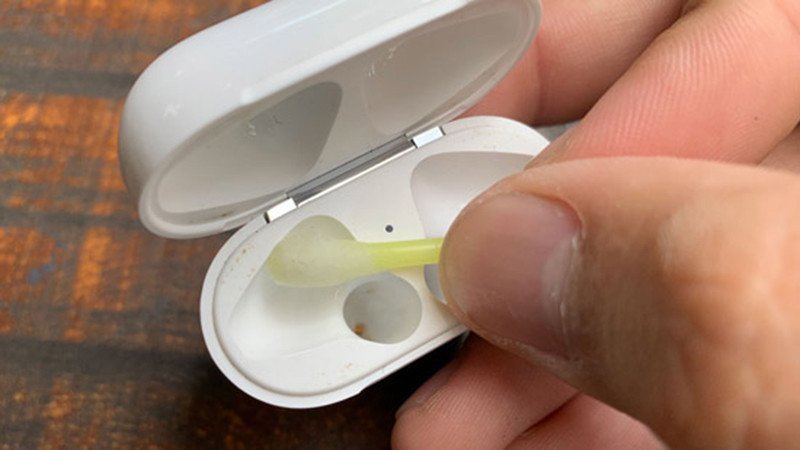 Làm sạch các điểm tiếp xúc sạc trong hộp đựng tai nghe bluetooth.
