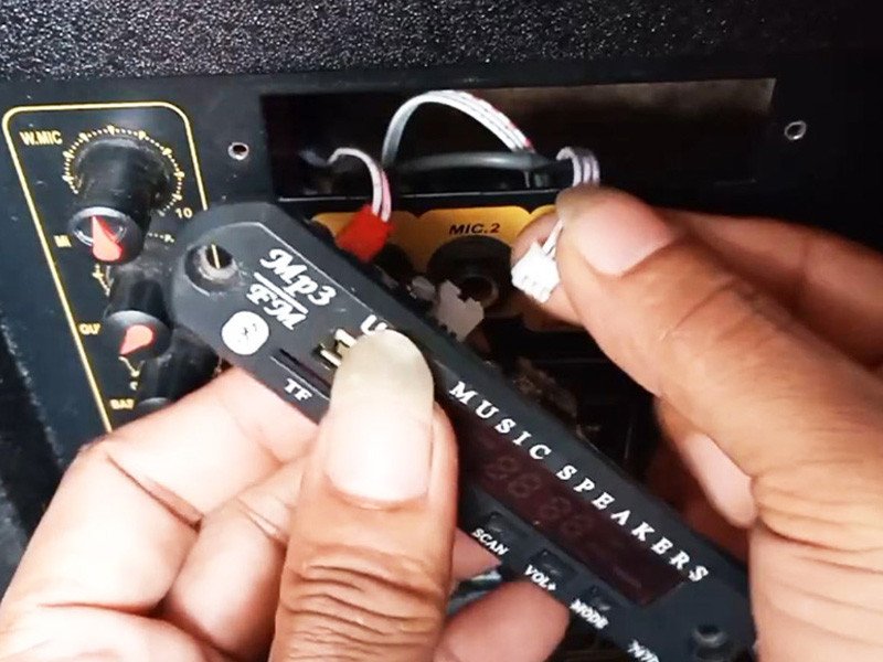 Lắp đặt mạch Bluetooth loa kéo mới và nối lại dây