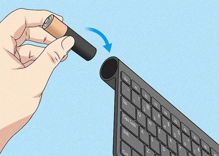 Lắp pin vào bàn phím không dây để chuẩn bị kết nối