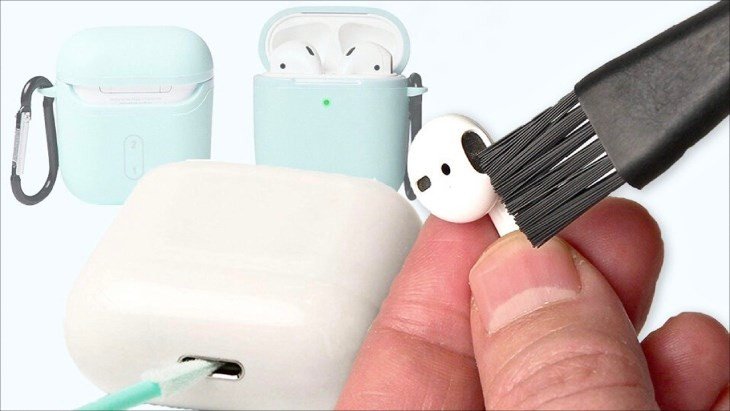 Lau sạch tai nghe và hộp sạc giúp đảm bảo kết nối sạc ổn định.