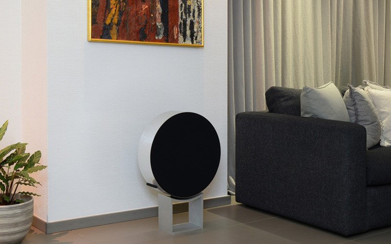 Loa bluetooth B&amp;O Beosound Edge thiết kế tối giản hình đồng xu