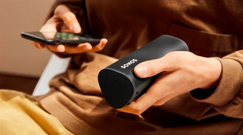 Loa bluetooth đang phát nhạc trong không gian sống