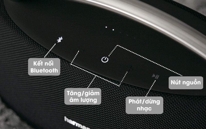 Loa bluetooth Harman Kardon với nút nguồn nhấp nháy khi sạc