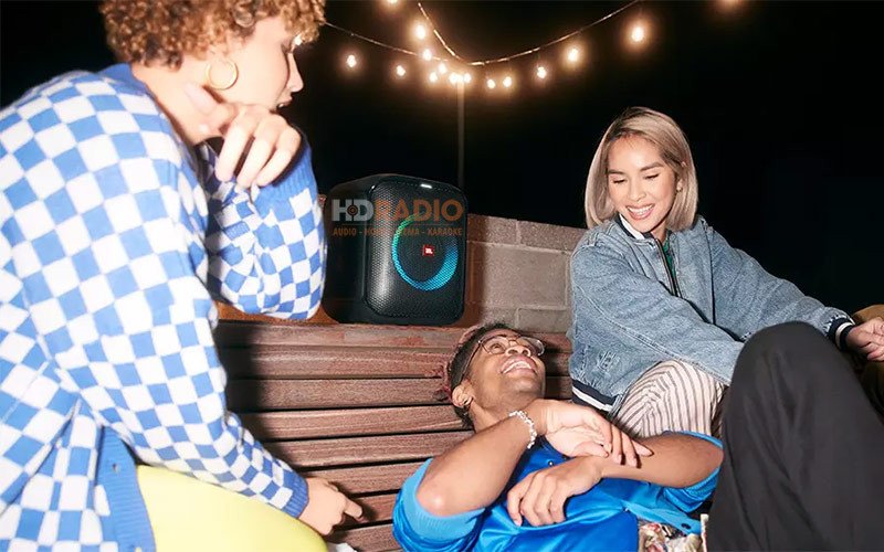 Loa bluetooth mini JBL PartyBox Encore Essential cắm USB phát nhạc, thể hiện tính năng kết nối đa dạng và bass mạnh.