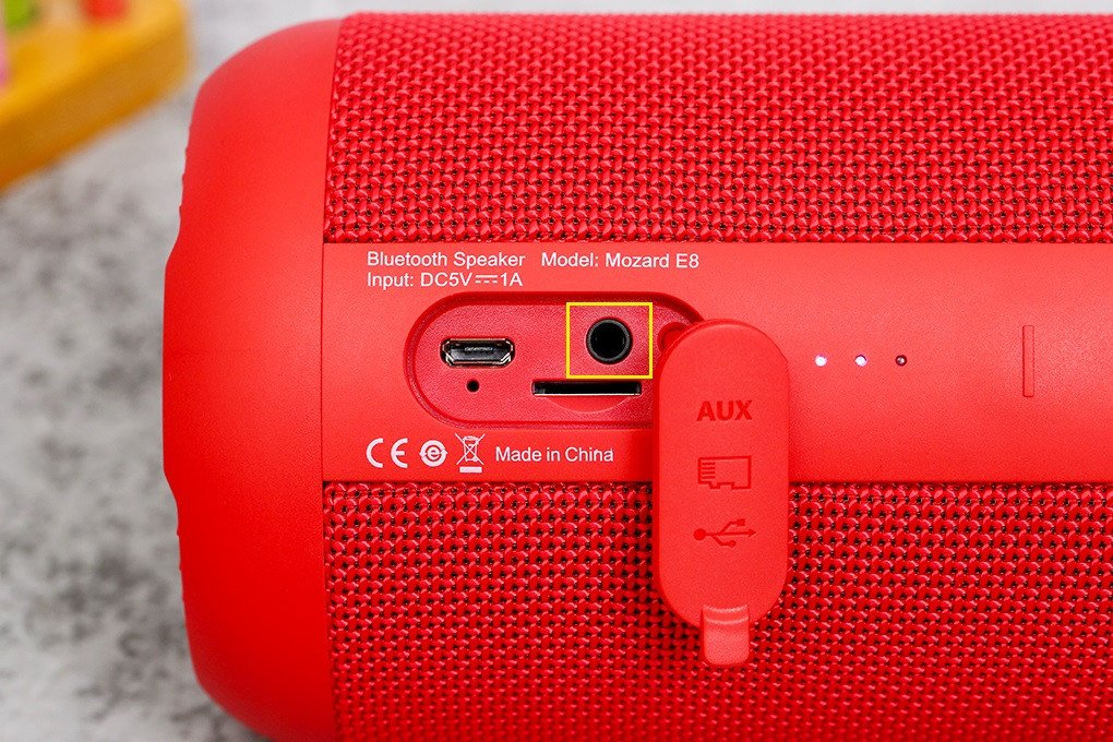 Loa Bluetooth Mozard E8 với cổng AUX tích hợp, minh họa cho cổng aux trên loa bluetooth để làm gì