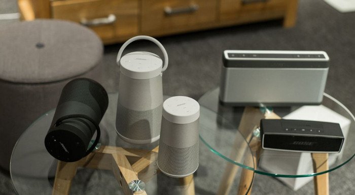 Loa Bose Bluetooth đang phát nhạc, thể hiện sự nhỏ gọn và tiện lợi của loa bose bluetooth chính hãng