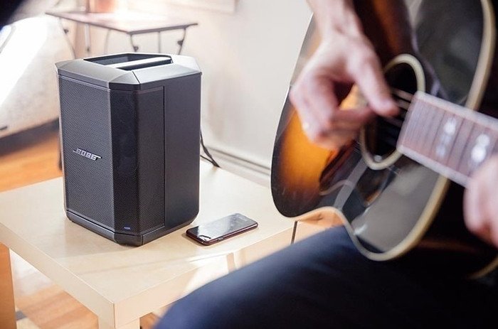 Loa Bose Bluetooth màu bạc sang trọng, trình diễn âm thanh sống động, minh họa chất lượng cao của thiết bị âm thanh Bose