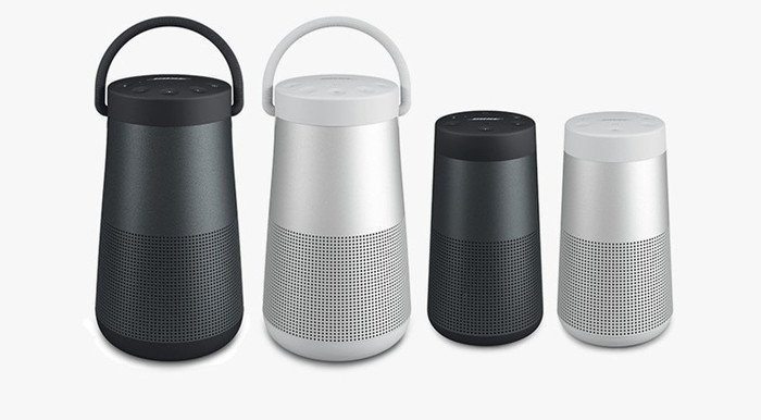 Loa Bose mini màu đen đặt trên bề mặt gỗ, thể hiện thiết kế sang trọng và dễ dàng di chuyển của dòng loa bluetooth Bose