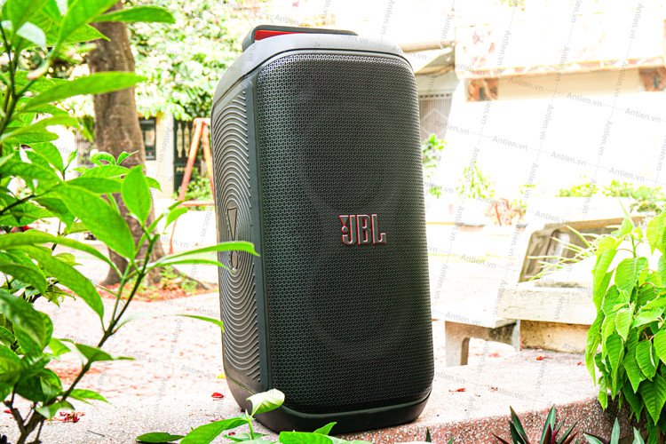 Loa hát karaoke bluetooth JBL PartyBox Club 120 với hiệu ứng ánh sáng LED và âm thanh sống động