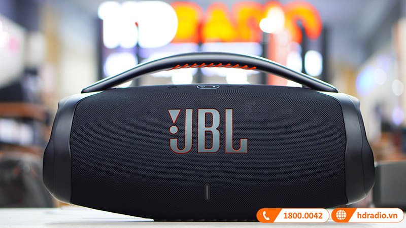 Loa JBL Boombox 3 với thiết kế hầm hố, thể hiện khả năng tái tạo âm thanh bass mạnh mẽ vượt trội.