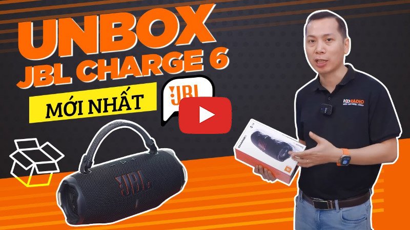 Loa JBL Charge 6 màu đen trên bàn