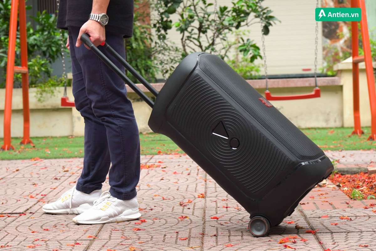 Loa kéo bluetooth JBL PartyBox Club 320 cho buổi tiệc âm nhạc