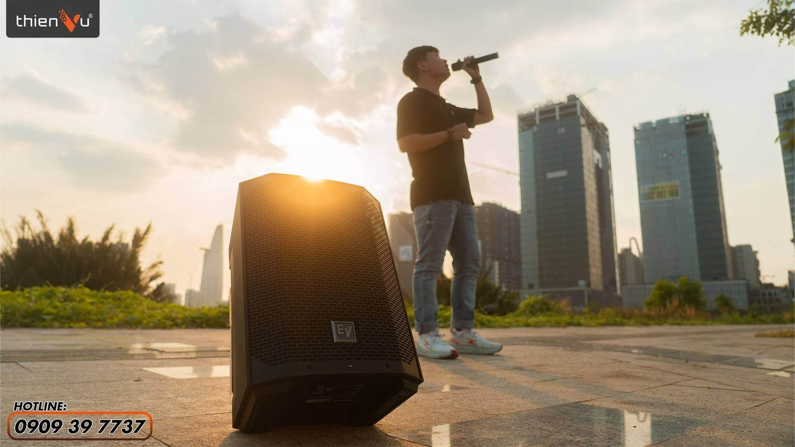 Loa kéo đang ở chế độ kết nối Bluetooth sẵn sàng để ghép nối với điện thoại thông minh