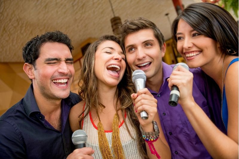 Lợi ích của việc kết nối micro với loa bluetooth mini cho trải nghiệm karaoke di động