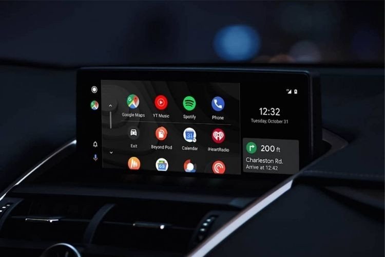 Màn hình giải trí ô tô hiển thị giao diện Android Auto với các ứng dụng bản đồ và âm nhạc