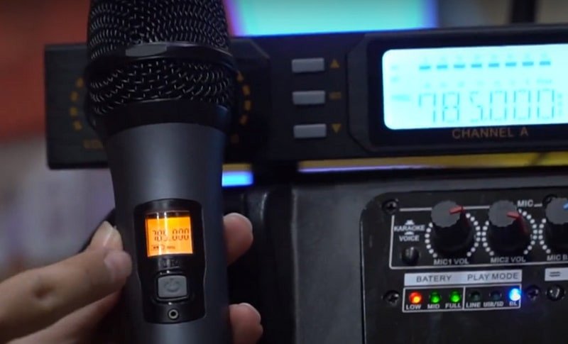 Màn hình hiển thị tần số trên micro không dây khi đang dò tìm và kết nối với loa bluetooth.