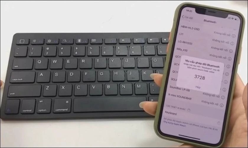 Màn hình tìm kiếm và ghép nối thiết bị bàn phím bluetooth trên smartphone, chuẩn bị cho việc chơi game di động.