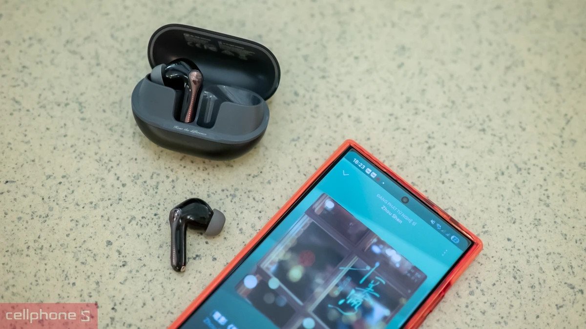 Mẫu tai nghe bluetooth Soundpeats in-ear với thiết kế trẻ trung