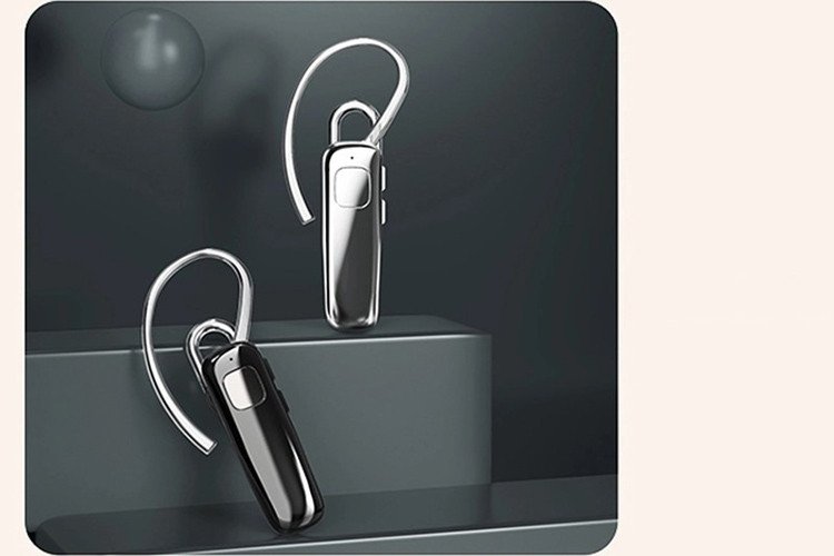 Minh họa chi tiết các bộ phận của một chiếc tai nghe bluetooth một bên, bao gồm nút bấm và cổng sạc.