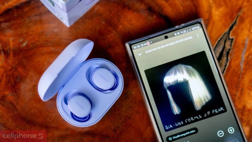 Mô tả một mẫu tai nghe bluetooth Bose có dây, chú trọng độ bền và âm thanh chi tiết