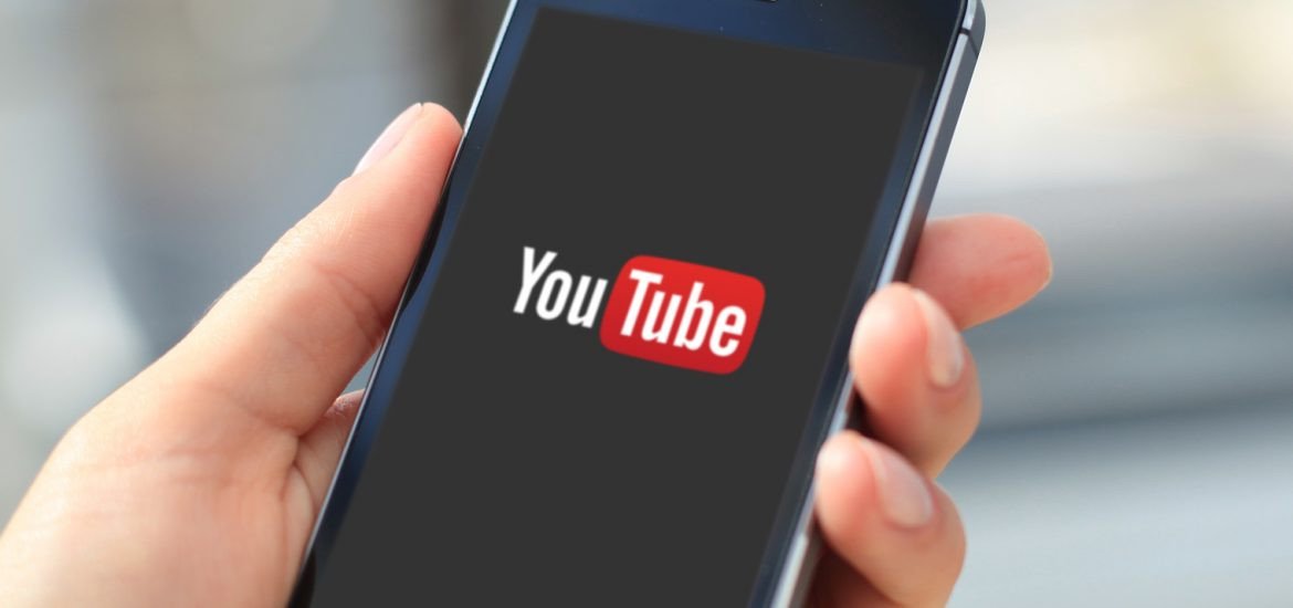 Mở ứng dụng YouTube trên điện thoại để tìm bài hát karaoke bluetooth