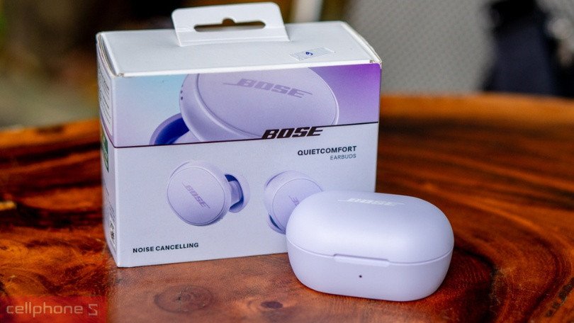 Một cặp tai nghe bluetooth Bose không dây với thiết kế nhỏ gọn, phù hợp cho vận động