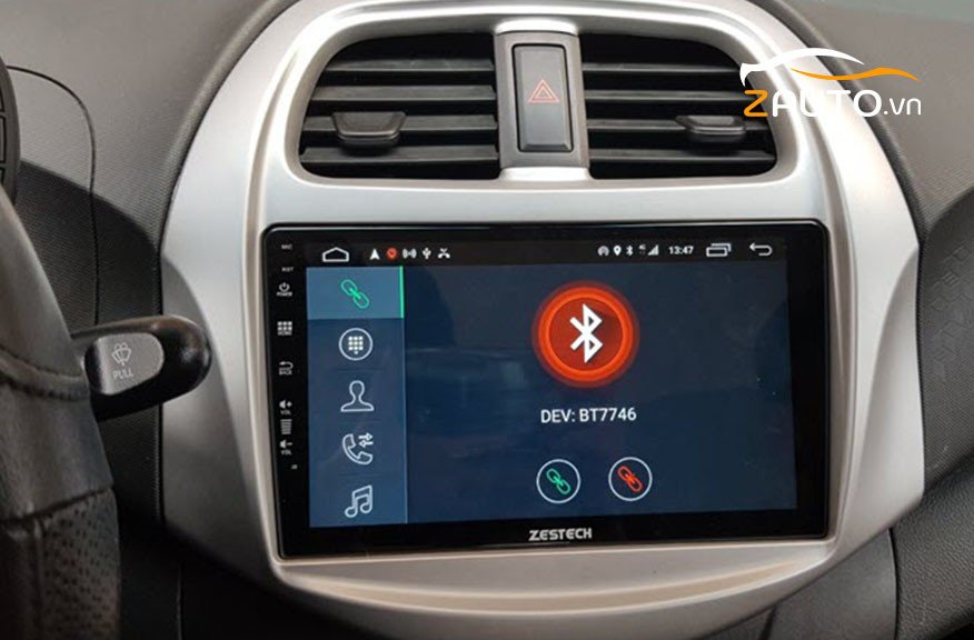 Một chiếc điện thoại đang kết nối Bluetooth với màn hình xe hơi, minh họa vấn đề kết nối bluetooth với ô tô nhưng không nghe được