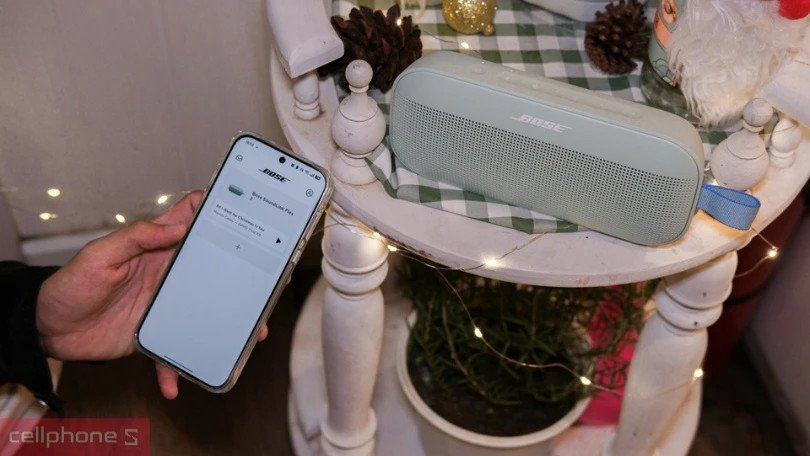 Một chiếc loa bluetooth không dây để bàn đang kết nối với thiết bị phát nhạc.
