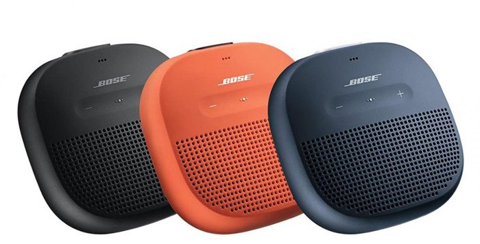 Một mẫu loa Bose Bluetooth kích thước nhỏ gọn, đặt cạnh điện thoại, tượng trưng cho tính di động và kết nối linh hoạt của loa Bose không dây