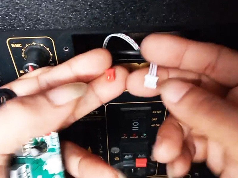 Ngắt kết nối dây nguồn và tín hiệu từ mạch Bluetooth