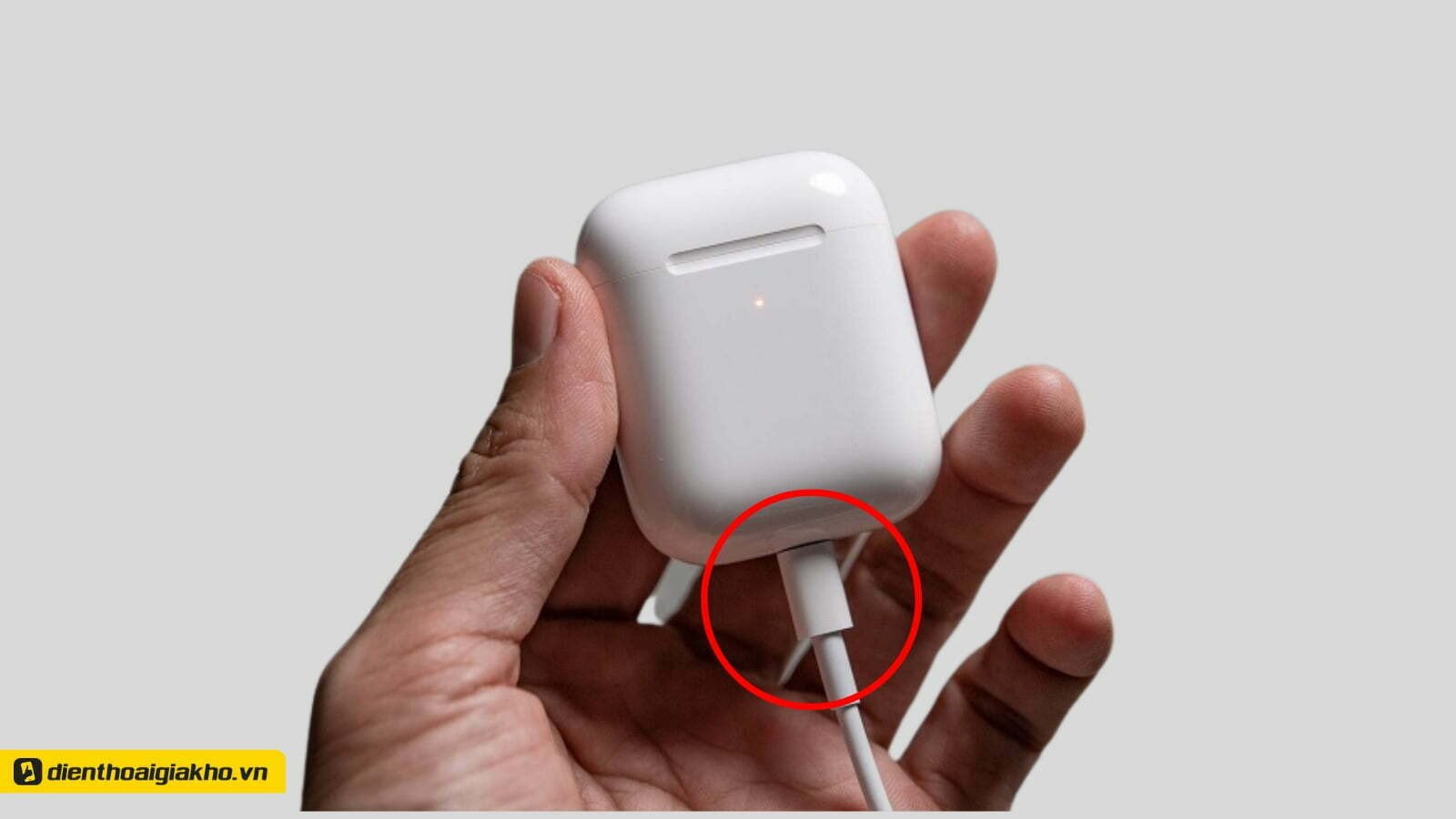 Người dùng cắm sạc tai nghe bluetooth bằng cáp sạc không chính hãng