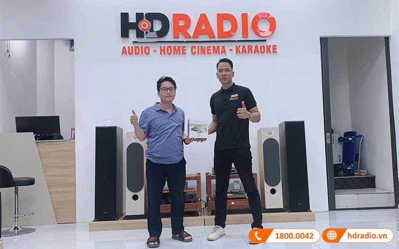 Người dùng cầm trên tay loa bluetooth mini cao cấp B&amp;O Beosound A1 2nd Gen