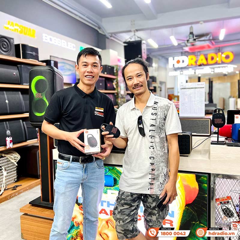 Người dùng cầm trên tay loa bluetooth mini cao cấp JBL Clip 5