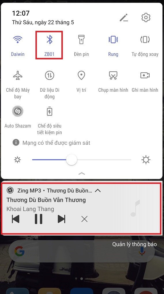 Người dùng đang bật nhạc để kiểm tra hoạt động của tai nghe Bluetooth sau khi kết nối thành công
