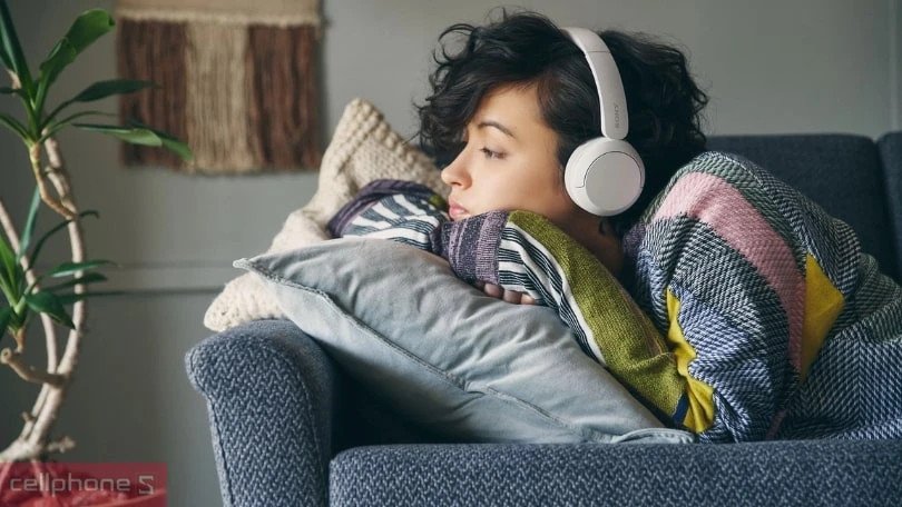 Người dùng đang cân nhắc các tiêu chí chọn mua tai nghe Bluetooth