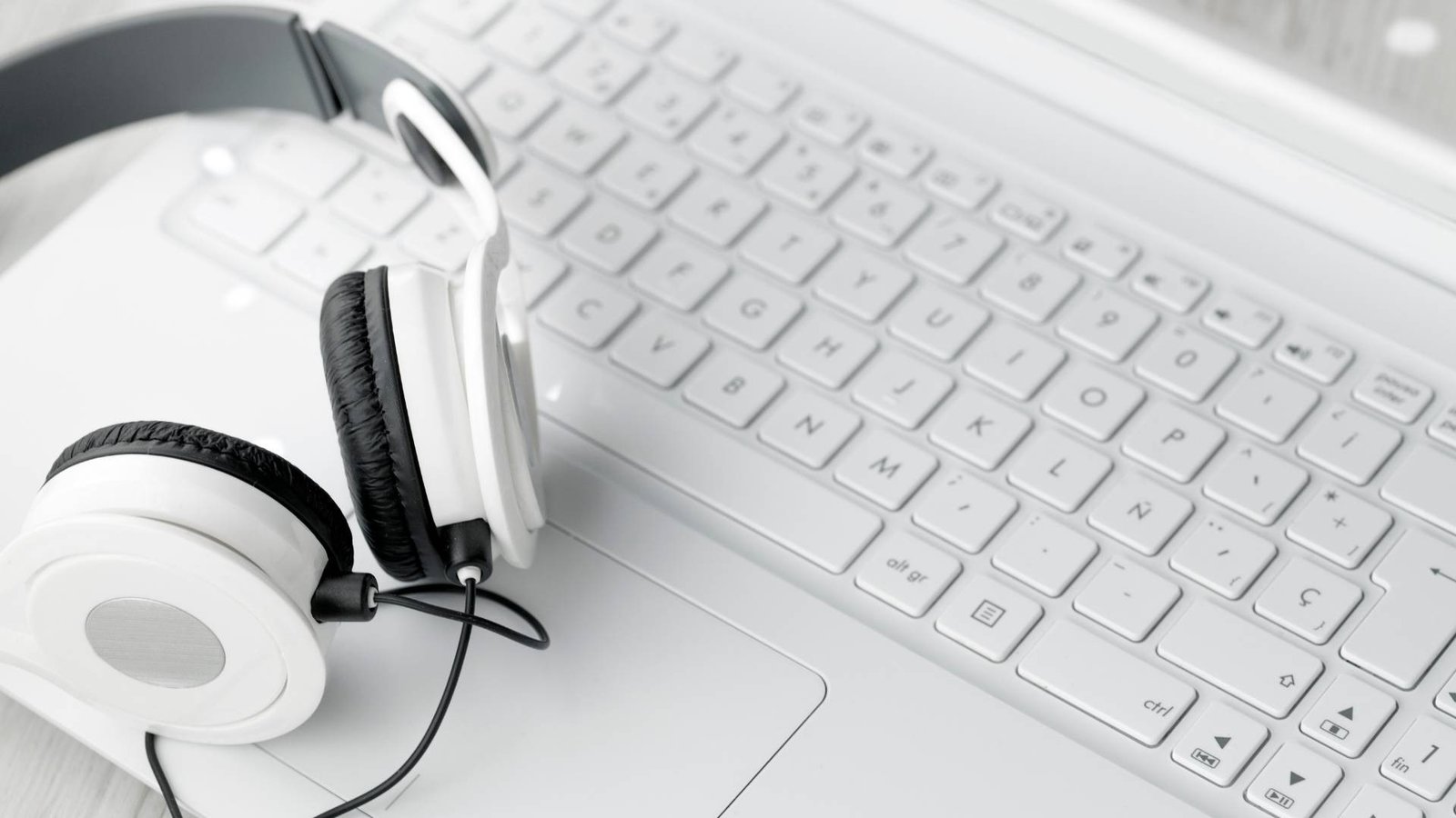 Người dùng đang đeo tai nghe Bluetooth và nghe nhạc