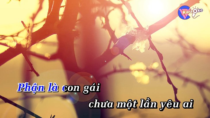 Người dùng đang hát karaoke với micro và loa kéo, kết nối bluetooth đã sẵn sàng