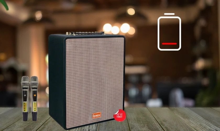Người dùng đang kiểm tra các nút điều khiển trên loa kéo để khắc phục lỗi Bluetooth