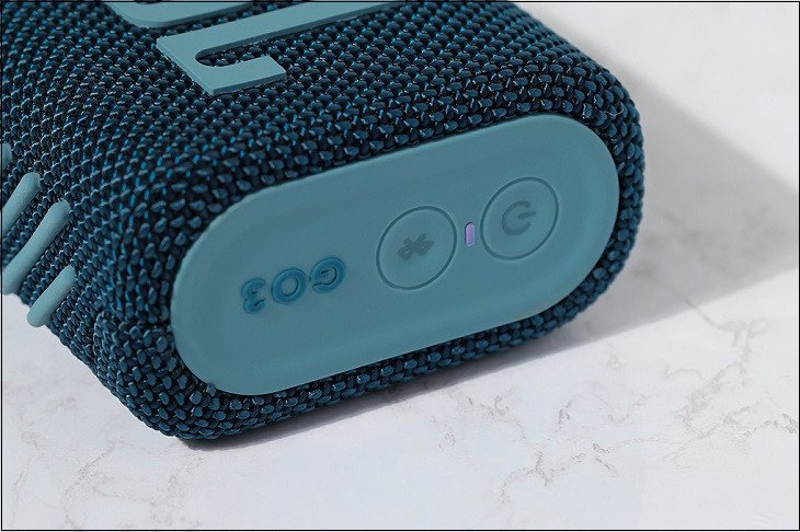 Người dùng đang kiểm tra danh sách thiết bị Bluetooth để khắc phục lỗi kết nối nhầm loa