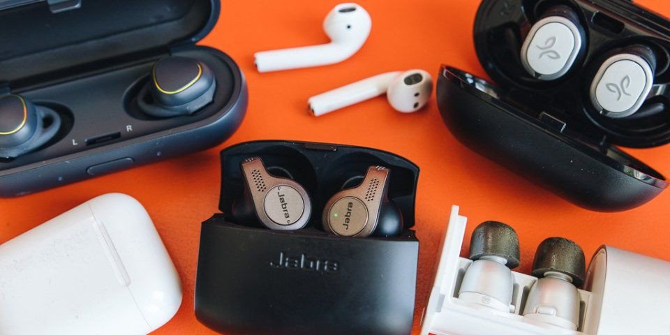 Người dùng đang kiểm tra kết nối tai nghe Bluetooth với điện thoại để khắc phục lỗi.