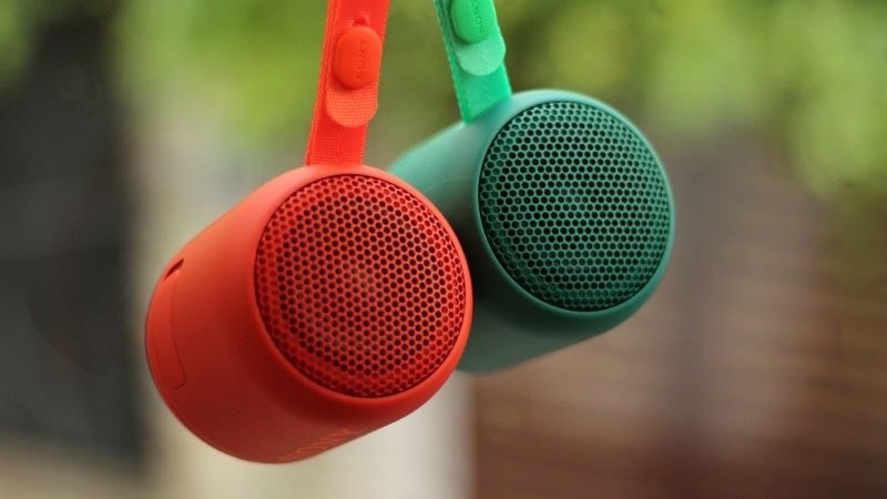 Người dùng đang nghe nhạc từ 2 loa Bluetooth, iPhone đặt gần, thể hiện kết nối 2 thiết bị Bluetooth cùng lúc, iPhone mang lại âm thanh sống động