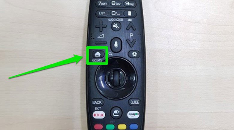 Người dùng đang tận hưởng âm thanh sống động khi kết nối thiết bị Bluetooth với tivi LG