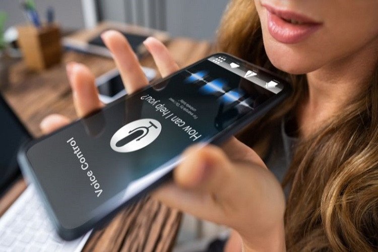 Người dùng đang tắt khẩu lệnh tai nghe Bluetooth trên iPhone của mình