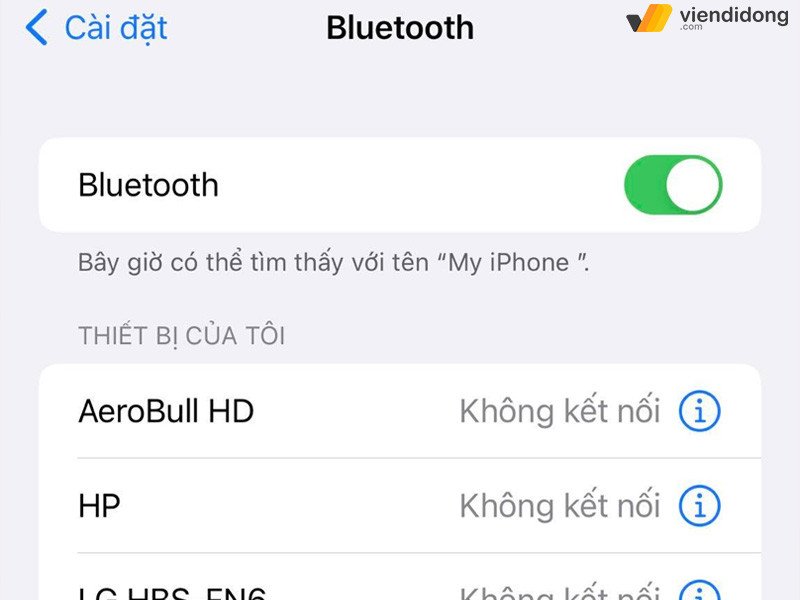 Người dùng đang thao tác cá nhân hóa tên Bluetooth trên màn hình iPhone.