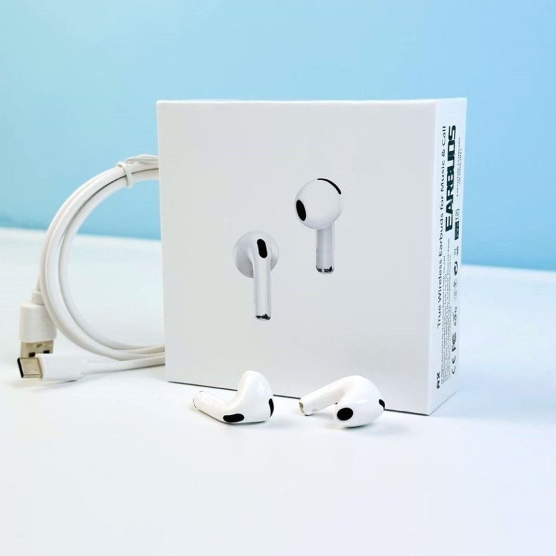 Người dùng đang trải nghiệm tai nghe bluetooth Remax trong hoạt động hàng ngày