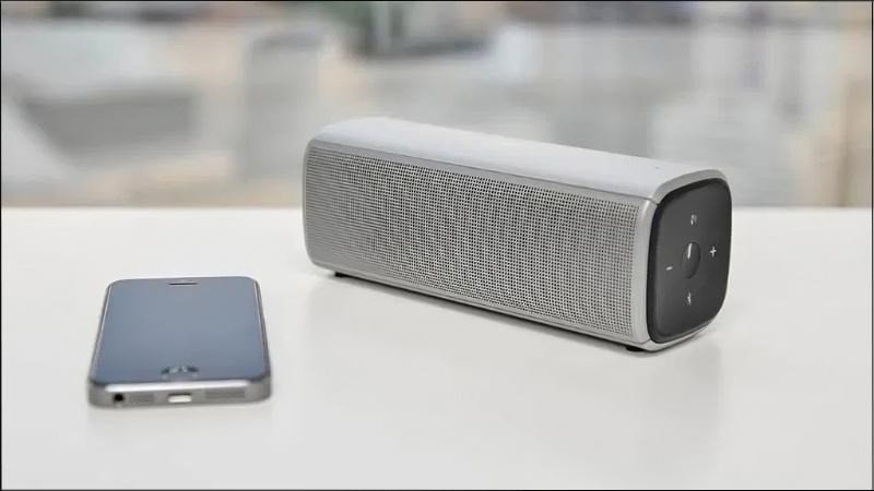 Người dùng đặt loa Bluetooth gần thiết bị phát để đảm bảo kết nối ổn định.