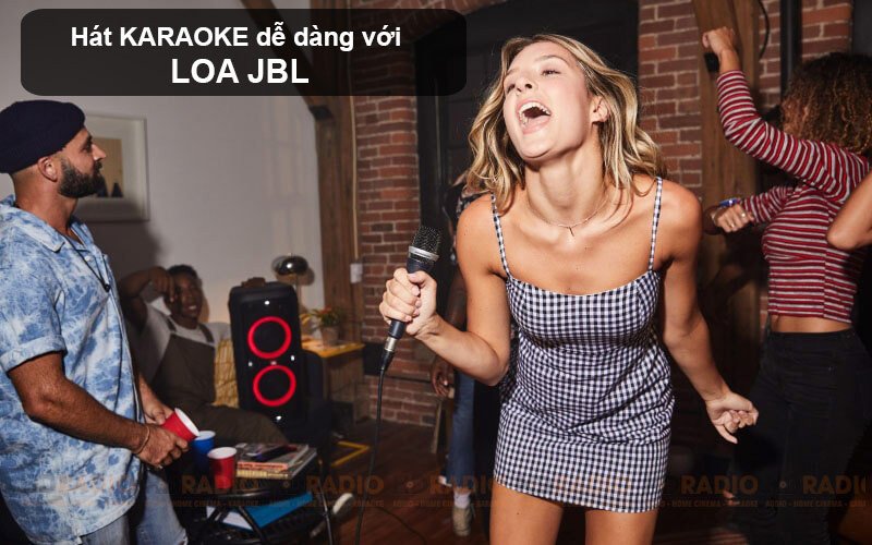 Người dùng hát karaoke với loa JBL PartyBox bluetooth