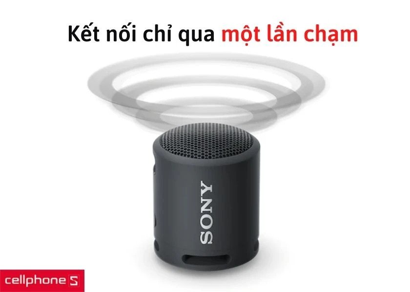 Người dùng kết nối loa Sony SRS-XB13 với điện thoại thông minh qua Bluetooth.