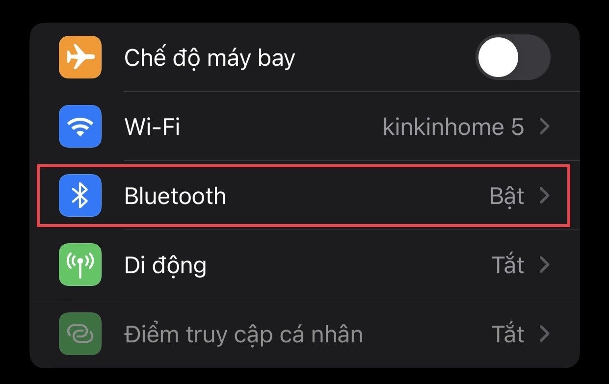 Người dùng mở nắp hộp sạc AirPods để kết nối và đổi tên tai nghe bluetooth